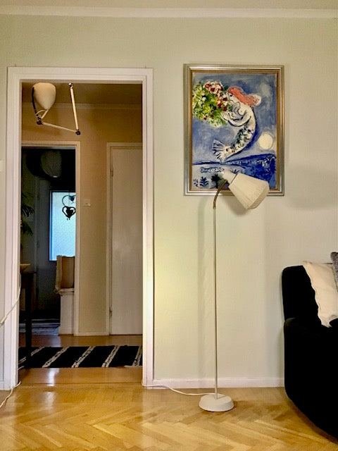 Living room with a floor lamp and a painting on the wall